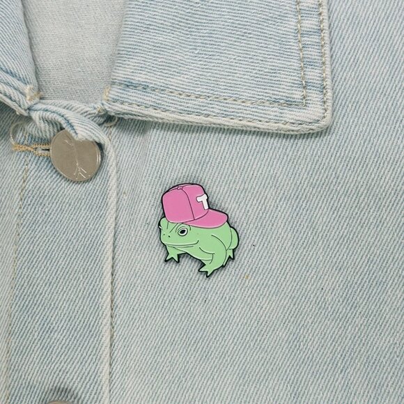 Other Other - ☀️Frog With Hat Green Frogo Cool Toad Baseball Cap Metal Pin Badge Brooch Enamel